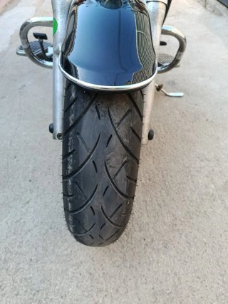 Moto Clásica Cruiser Negra y Plateada