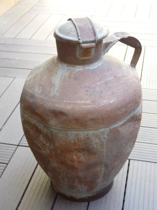 Cántara metálica antigua. Vasija