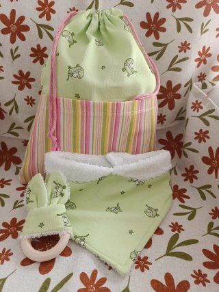 Conjunto infantil: babero, mordedor y bolsa