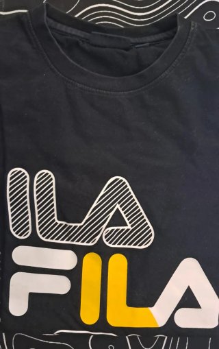 Camiseta Fila Negra y Amarilla