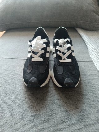 Zapatillas Adidas Negras y Blancas