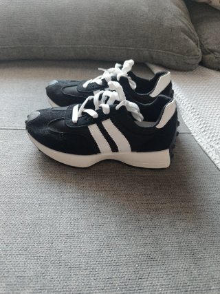 Zapatillas Adidas Negras y Blancas