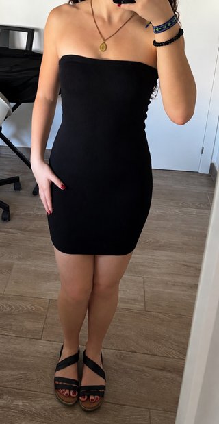 Vestido Negro Corto Sin Tirantes Bershka
