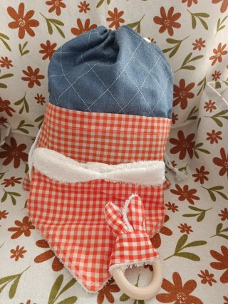 Conjunto bebé: babero, mordedor y bolsa.