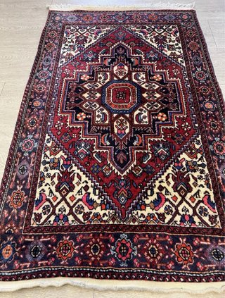 Preciosa alfombra persa anudada a mano