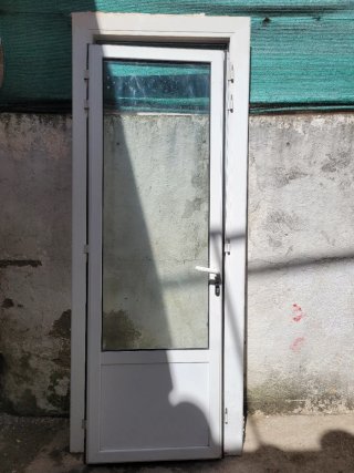 Puerta aluminio blanca con cristal
