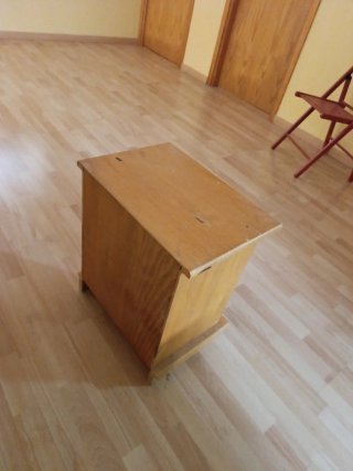 Mesita de noche de madera