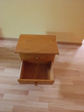 Mesita de noche de madera