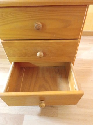 Mesita de noche de madera