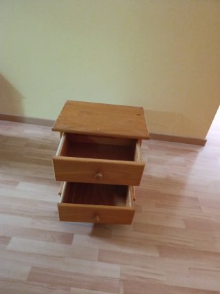 Mesita de noche de madera