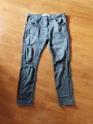 Pantalón Bershka gris desgastado