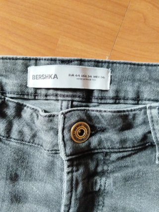 Pantalón Bershka gris desgastado