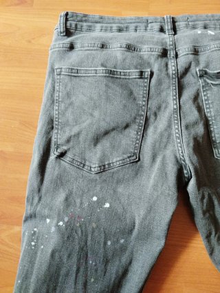 Pantalón Bershka gris desgastado