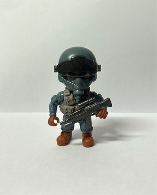 Figura militar con rifle