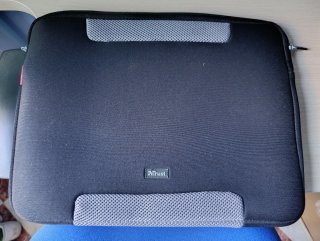 Funda Trust para portátil negra y gris