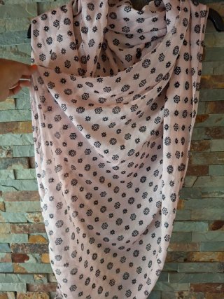 Fular rosa con estampado floral negro