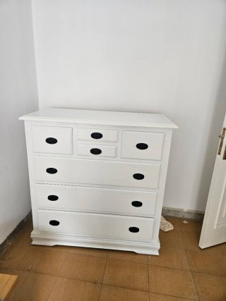 Cómoda blanca de madera