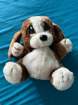 Peluche perro marrón y blanco marioneta
