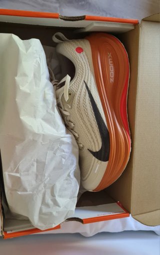 Nike Vomero Plus Edición Limitada Beige/Naranja
