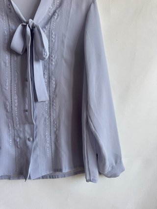 Blusa vintage gris con lazada