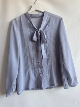 Blusa vintage gris con lazada