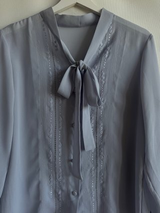 Blusa vintage gris con lazada