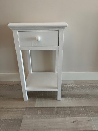 Mesita de noche blanca de madera