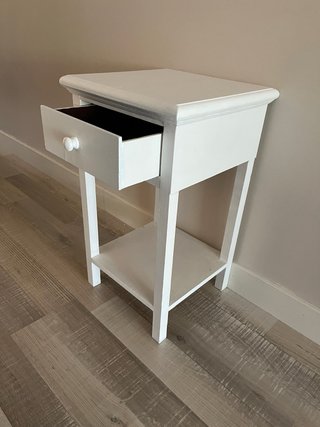 Mesita de noche blanca de madera