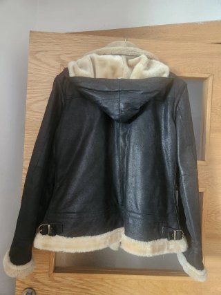 Chaqueta de piel negra con forro beige