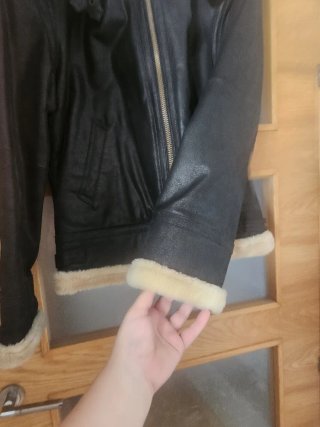 Chaqueta de piel negra con forro beige