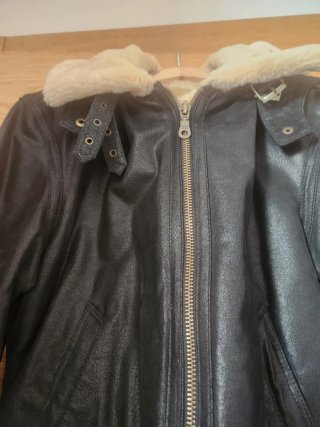 Chaqueta de piel negra con forro beige