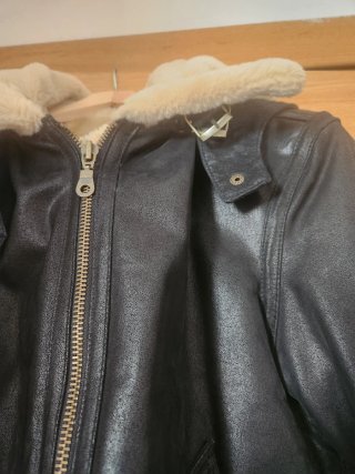 Chaqueta de piel negra con forro beige