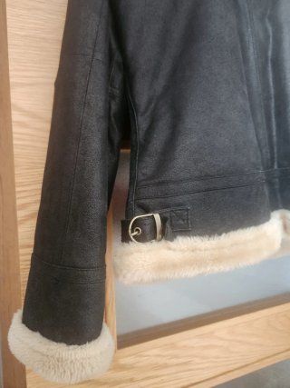 Chaqueta de piel negra con forro beige