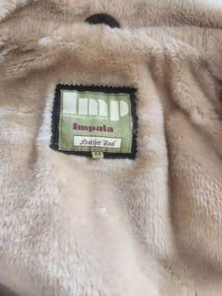 Chaqueta de piel negra con forro beige