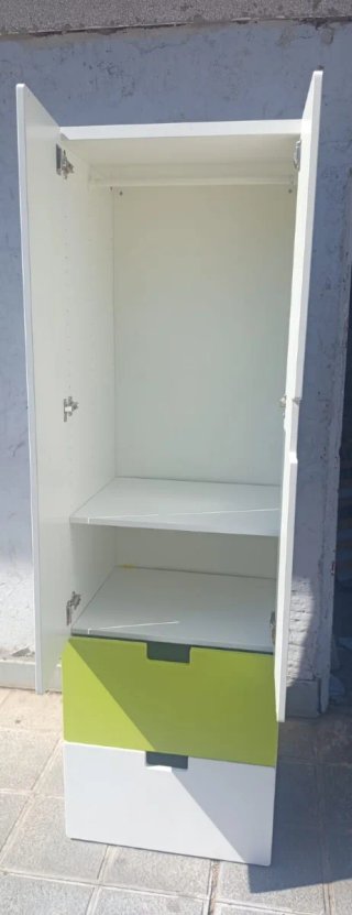 Armario blanco y verde con cajones