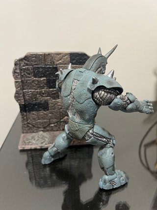 FIGURA DE COLECCIÓN DE RHINO (MARVEL) + ESCENARIO