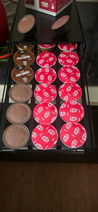 Cafetera Dolce Gusto + 3 Cajas Cápsulas + Soporte