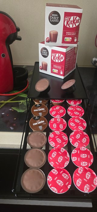 Cafetera Dolce Gusto + 3 Cajas Cápsulas + Soporte