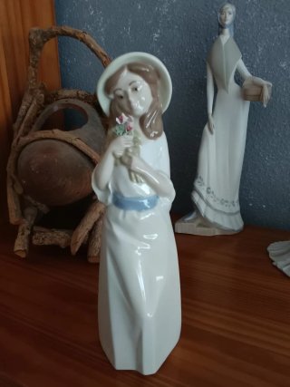 Figura porcelana mujer con flores