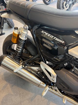 Triumph Speed Twin 1200 RS Negra