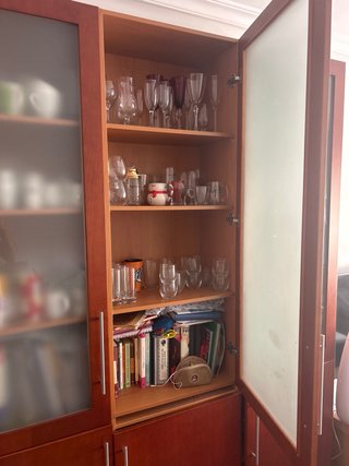 Mueble para salón o cocina. Vajilla, vasos etc