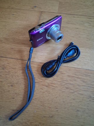 Cámara Digital Nikon Coolpix Morada con CABLE