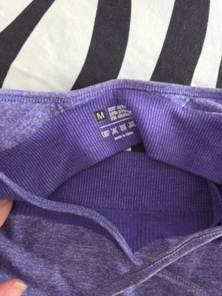 Top deportivo morado sin costuras