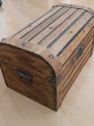 Baúl de madera y metal restaurado