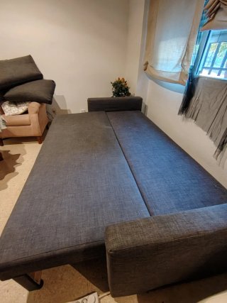 Sofá cama gris de tela