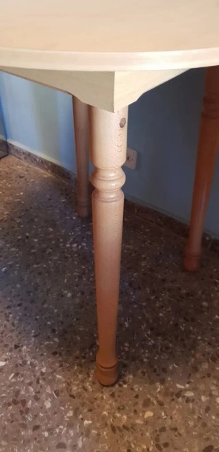 Mesa redonda de madera clara estilo nórdico