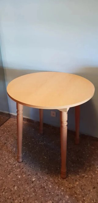 Mesa redonda de madera clara estilo nórdico