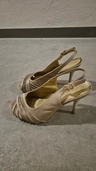 Sandalias beige de vestir de Pedro Miralles.