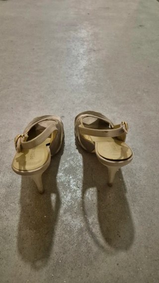 Sandalias beige de vestir de Pedro Miralles.