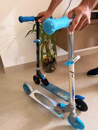 Patinete infantil azul y negro